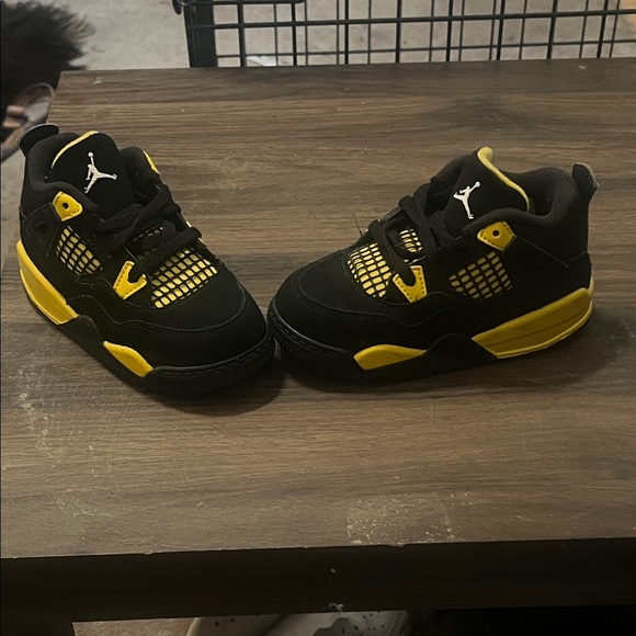 Kids Black and Yellow Jordan Spizikes - Picture 2 of 6
